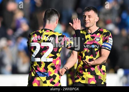 Jon Mellish (22 Carlisle United) celebra a fine partita con Sam Lavelle (5 Carlisle United) durante la partita di Sky Bet League 1 tra Peterborough e Carlisle United a London Road, Peterborough, venerdì 29 marzo 2024. (Foto: Kevin Hodgson | mi News) crediti: MI News & Sport /Alamy Live News Foto Stock