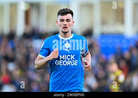 Harrison Burrows (3 Peterborough United) durante la partita di Sky Bet League 1 tra Peterborough e Carlisle United a London Road, Peterborough, venerdì 29 marzo 2024. (Foto: Kevin Hodgson | mi News) crediti: MI News & Sport /Alamy Live News Foto Stock