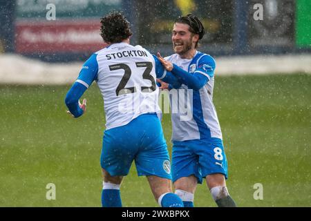 Cole Stockton di Barrow festeggia dopo aver segnato il suo primo gol durante la partita di Sky Bet League 2 tra Barrow e Grimsby Town a Holker Street, Barrow-in-Furness, venerdì 29 marzo 2024. (Foto: Ian Allington | mi News) crediti: MI News & Sport /Alamy Live News Foto Stock