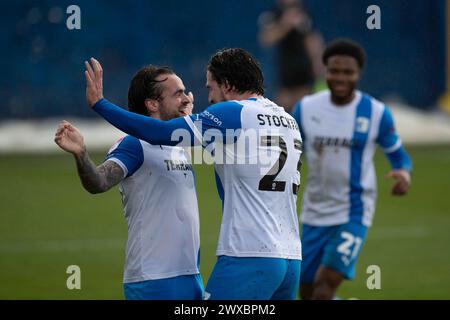 Cole Stockton di Barrow festeggia dopo aver segnato il suo secondo gol durante la partita di Sky Bet League 2 tra Barrow e Grimsby Town a Holker Street, Barrow-in-Furness, venerdì 29 marzo 2024. (Foto: Ian Allington | mi News) crediti: MI News & Sport /Alamy Live News Foto Stock