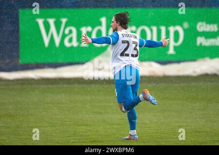 Cole Stockton di Barrow festeggia dopo aver segnato il suo primo gol durante la partita di Sky Bet League 2 tra Barrow e Grimsby Town a Holker Street, Barrow-in-Furness, venerdì 29 marzo 2024. (Foto: Ian Allington | mi News) crediti: MI News & Sport /Alamy Live News Foto Stock