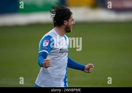 Cole Stockton di Barrow festeggia dopo aver segnato il suo secondo gol durante la partita di Sky Bet League 2 tra Barrow e Grimsby Town a Holker Street, Barrow-in-Furness, venerdì 29 marzo 2024. (Foto: Ian Allington | mi News) crediti: MI News & Sport /Alamy Live News Foto Stock