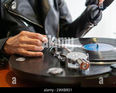 Lady Hand regge il tonearm del suo giradischi pronto a suonare un disco in vinile Foto Stock