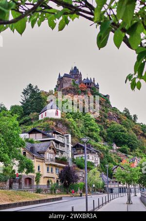 Il castello di Reichsburg o il castello di Cochem, sopra la città di Cochem, sulla Mosella, in Germania. Una città medievale con un grande castello sopra. Foto Stock
