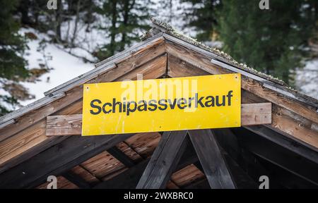 Turracher Höhe, Steiermark, Kärnten, Österreich, Europa: Schipassverkauf an der piste - Symbolbild: Sci, Wintersport, Berge, Schnee, Skisport, Apres-Ski, Skilifte, Skihütten, Winterlandschaft, Schneefall, Skisaison, Skilehrer, Skikurse, Snowboarden, Snowpark, Gletscher, Lawinengefahr, Umweltschutz, Nachhaltigkeit, Klimawandelanpassung, Schneekanonen, Schneesicherheit, Bergrettung, Outdoor-Aktivitäten, alpine Ökosysteme, Erholung im Freien, Winterurlaub, Schneeschuhwandern, Langlaufen. *** Turracher Höhe, Stiria, Carinzia, Austria, Europa vendita skipass sulle piste immagine simbolica sci, inverno Foto Stock