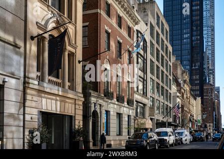 West 56th Street tra la Fifth e la Sixth Avenue ha un significato storico e Bankers Row, New York City, USA 2024 Foto Stock