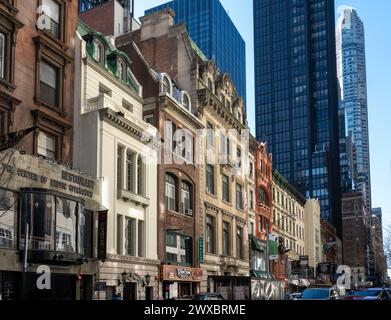 West 56th Street tra la Fifth e la Sixth Avenue ha un significato storico e Bankers Row, New York City, USA 2024 Foto Stock