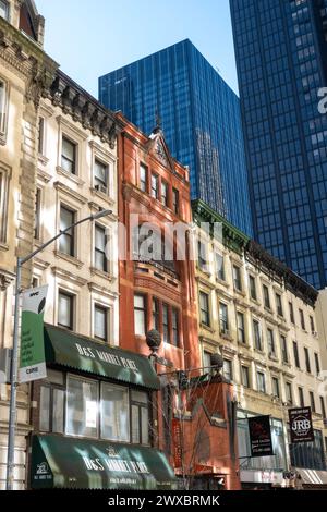 West 56th Street tra la Fifth e la Sixth Avenue ha un significato storico e Bankers Row, New York City, USA 2024 Foto Stock