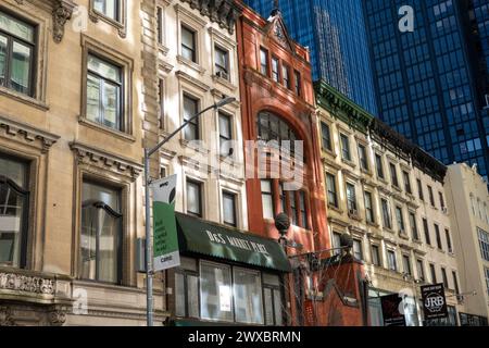 West 56th Street tra la Fifth e la Sixth Avenue ha un significato storico e Bankers Row, New York City, USA 2024 Foto Stock