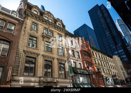 West 56th Street tra la Fifth e la Sixth Avenue ha un significato storico e Bankers Row, New York City, USA 2024 Foto Stock