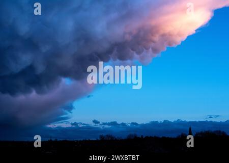 Bingham, Nottinghamshire, Regno Unito. 29 marzo 2024. Una vista generale delle nuvole di mammatus al tramonto su Bingham, Nottingham. Neil Squires/Alamy Live News Foto Stock