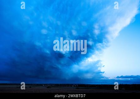 Bingham, Nottinghamshire, Regno Unito. 29 marzo 2024. Una vista generale delle nuvole di mammatus al tramonto su Bingham, Nottingham. Neil Squires/Alamy Live News Foto Stock