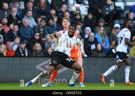 Ebou Adams della contea di Derby si batte contro George Byers del Blackpool durante la partita di Sky Bet League 1 tra Derby County e Blackpool al Pride Park, Derby, venerdì 29 marzo 2024. (Foto: Jon Hobley | mi News) crediti: MI News & Sport /Alamy Live News Foto Stock