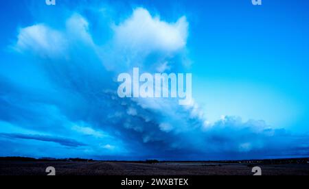 Bingham, Nottinghamshire, Regno Unito. 29 marzo 2024. Una vista generale delle nuvole di tempesta al crepuscolo su Bingham, Nottingham. Neil Squires/Alamy Live News Foto Stock