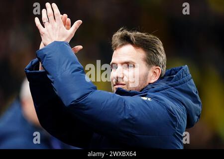 Il manager ad interim del Watford Tom Cleverley davanti al match per lo Sky Bet Championship a Vicarage Road, Watford. Data foto: Venerdì 29 marzo 2024. Foto Stock