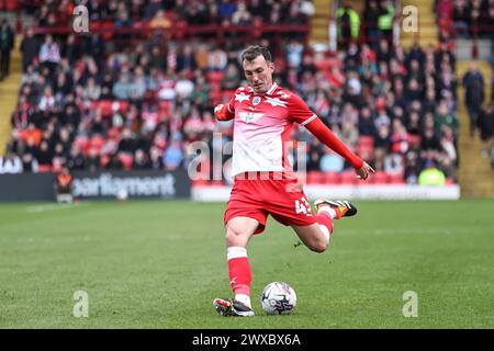 Barnsley, Regno Unito. 29 marzo 2024. Josh Earl of Barnsley attraversa la palla durante la partita di Sky Bet League 1 Barnsley vs Cambridge United a Oakwell, Barnsley, Regno Unito, 29 marzo 2024 (foto di Mark Cosgrove/News Images) a Barnsley, Regno Unito il 29/3/2024. (Foto di Mark Cosgrove/News Images/Sipa USA) credito: SIPA USA/Alamy Live News Foto Stock