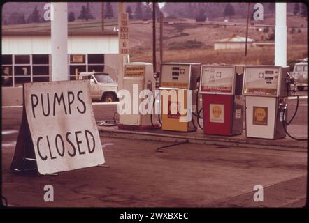 La carenza di benzina colpì lo Stato dell'Oregon nell'autunno del 1973 a mezzogiorno la benzina stava diventando non disponibile lungo le Interstate Highways. Queste pompe sono state chiuse sull'Interstate 5 10/1973. Fotografia d'archivio, 1970s USA Oil Crisis di David Falconer Foto Stock