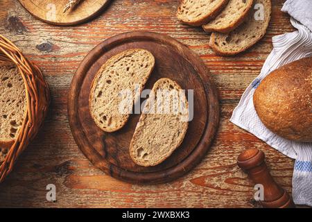 Fette di pane artigianale appena sfornato a base di lievito naturale Foto Stock