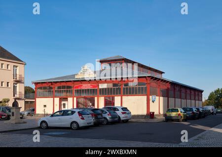 DOL-de-Bretagne, Francia - 13 ottobre 2021: La sala del grano ( francese: Halle aux Graains è un mercato coperto nel centro della città costruito nel 1879. Foto Stock