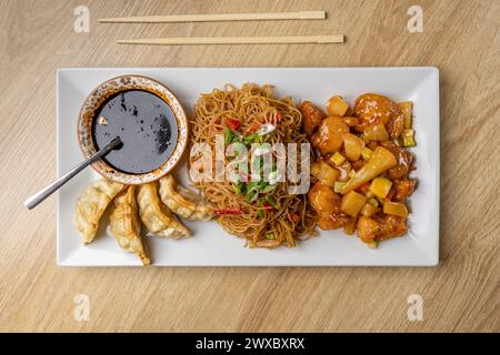 Piatto di cucina asiatica con gnocchi e spaghetti, vista dall'alto Foto Stock