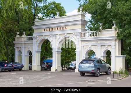 Odessa, Ucraina - giugno 28 2018: L'arco di Langeron (arco di Lanzheronivska) nel parco di Shevchenko. Foto Stock