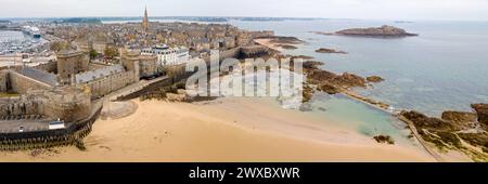 Saint-Malo, Francia - 3 giugno 2020: Veduta aerea della città vecchia di Saint-Malo circondata dai bastioni con il Castello della Duchessa Anna, il QuiC- Foto Stock