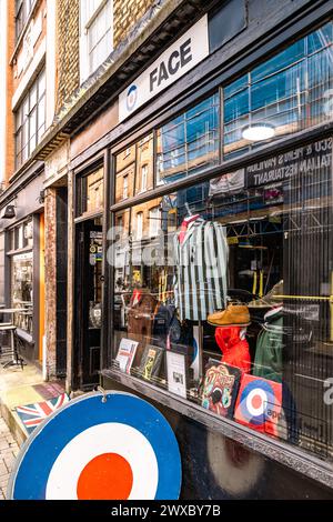 Moda mod nella finestra del volto che è in o intorno a Carnaby Street da oltre cinquant'anni. Mod, cultura, musica, anni '1960 o concetto di moda Foto Stock