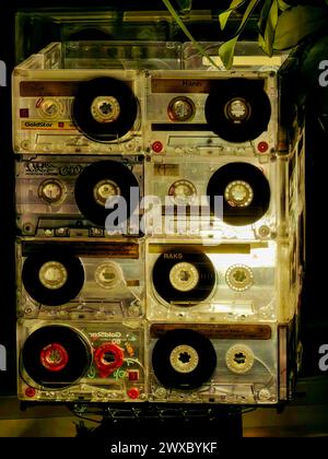 Battiti retrò. lampada cassette demo. Decorazioni in stile musica. 3,29. 2024 Shtip Macedonia Foto Stock