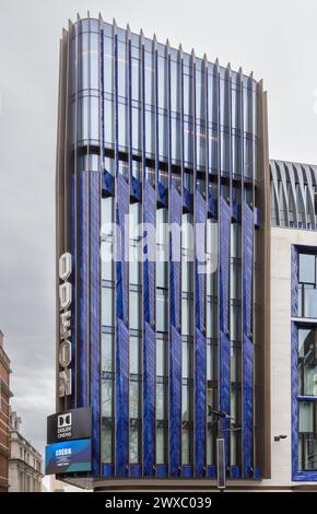 Uno dei cinema più iconici al mondo, l'Odeon Luxe Leicester Square è progettato in modo unico per le anteprime cinematografiche reali, globali ed europee. Foto Stock