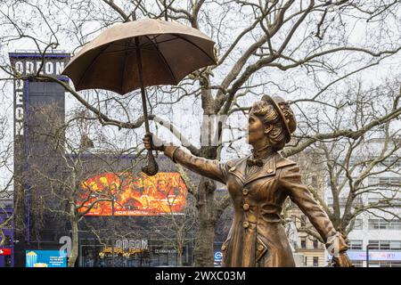 Statua in bronzo di Mary Poppins a Scenes in the Square, Leicester Square. Sede di cinema di rilievo nazionale e di numerose anteprime cinematografiche. Foto Stock
