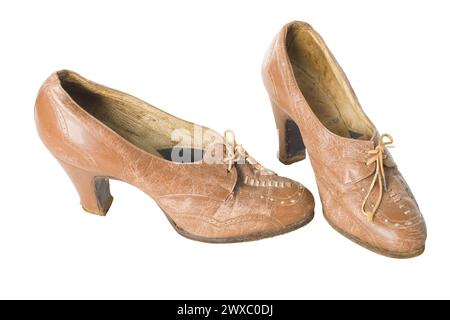 Vecchie scarpe da donna marroni d'epoca d'epoca, isolate nel XIX secolo su sfondo bianco con ritagli. Russia. Foto Stock