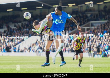 Malik Mothersille (18 Peterborough United) sfidato da Sam Lavelle (5 Carlisle United) durante la partita Sky Bet League 1 tra Peterborough e Carlisle United a London Road, Peterborough, venerdì 29 marzo 2024. (Foto: Kevin Hodgson | mi News) crediti: MI News & Sport /Alamy Live News Foto Stock