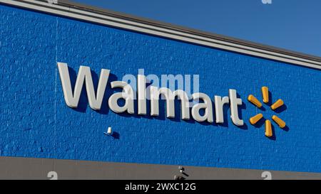 Primo piano dell'insegna del negozio Walmart sull'edificio. Foto Stock