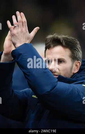 WATFORD, Regno Unito - 29 marzo 2024: Il capo allenatore ad interim di Watford Tom Cleverley premia i tifosi in vista della partita del campionato EFL tra Watford FC e Leeds United a Vicarage Road (credito: Craig Mercer/ Alamy Live News) Foto Stock