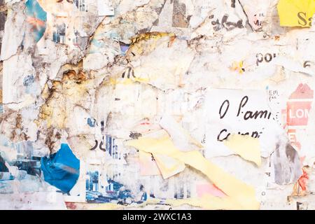 Cartellone per le strade della città vecchia con poster e adesivi strappati. Cartelloni e pubblicità graffiati. Foto Stock