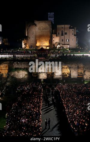 Roma, Italia. 29 marzo 2024. Roma, Italia 29.03.2024: Fedeli cristiani con le candele accese guardano la via Crucis il venerdì Santo al Colosseo di Roma credito: Agenzia fotografica indipendente/Alamy Live News Foto Stock