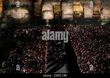 Roma, Italia. 29 marzo 2024. Roma, Italia 29.03.2024: Fedeli cristiani con le candele accese guardano la via Crucis il venerdì Santo al Colosseo di Roma credito: Agenzia fotografica indipendente/Alamy Live News Foto Stock