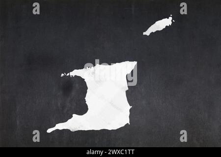 Lavagna con la mappa di Trinidad e Tobago disegnata al centro. Foto Stock