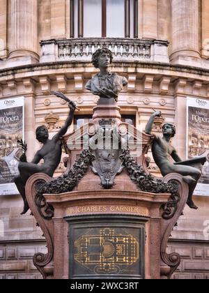Facciata esterna del teatro dell'opera Palais Garnier a Parigi, Francia, con il monumento Charles Garnier e decorazioni scultoree ornamentali. Storico Foto Stock