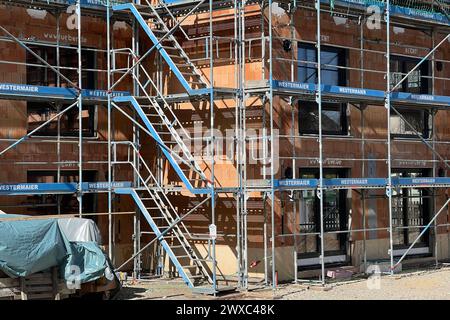 Hausbau, MehrfamilienhausRohbau, Geruest, Baugebiet, Neubaugebiet, Baubranche, Neubau a Bayern Gebaeude, Immobilie, Neubau, Baugebiet, Neubaugebiet. Wohnungsbau, Mietwohnung, Miete, Bauboom, Mietshaus, bauen, Bau, Baugewerbe, Immobilie, Immobilien, Baugewerbe, Baustelle. *** Costruzione di case, costruzione di conchiglie multi-famiglia, ponteggi, area di costruzione, nuova area di costruzione, industria edile, nuova costruzione in Baviera costruzione, immobili, nuova costruzione, area di costruzione, nuova area di costruzione costruzione costruzione residenziale, affitto appartamento, affitto, boom della costruzione, casa in affitto, costruzione, costruzione, costr Foto Stock