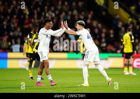 Mateo Joseph (a destra) del Leeds United celebra il secondo gol della squadra con il compagno di squadra Junior Firpo durante la partita del campionato Sky Bet a Vicarage Road, Watford. Data foto: Venerdì 29 marzo 2024. Foto Stock