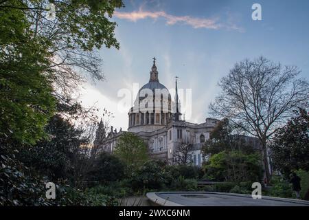 St Pauls Catherdral di Londra al tramonto serale Foto Stock