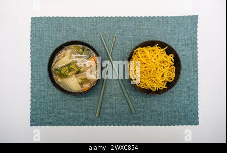 Yakisoba nel cestino da pranzo e nel piatto con Chique Hashi Foto Stock