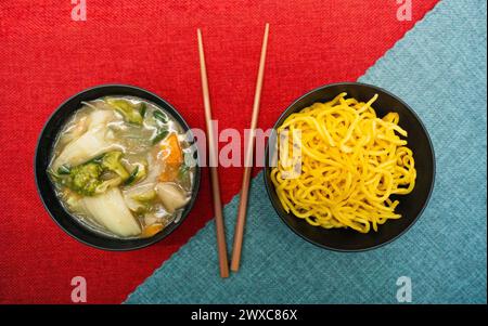 Yakisoba nel cestino da pranzo e nel piatto con Chique Hashi Foto Stock