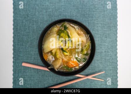 Yakisoba nel cestino da pranzo e nel piatto con Chique Hashi Foto Stock