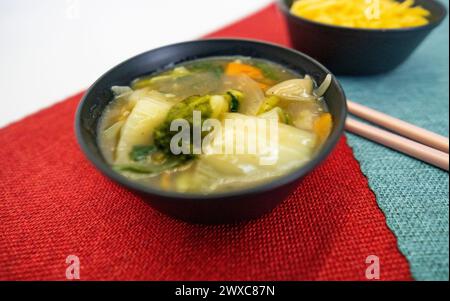 Yakisoba nel cestino da pranzo e nel piatto con Chique Hashi Foto Stock