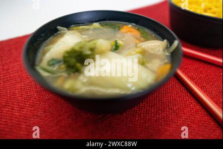 Yakisoba nel cestino da pranzo e nel piatto con Chique Hashi Foto Stock