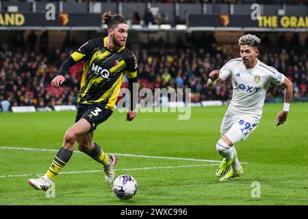 Watford, Regno Unito. 27 marzo 2024. Francisco Sierralta di Watford combatte per il pallone contro Mateo Joseph del Leeds United durante il match tra Watford FC e Leeds United FC per il titolo EFL a Vicarage Road, Watford, Inghilterra, Regno Unito il 29 marzo 2024 Credit: Every Second Media/Alamy Live News Foto Stock