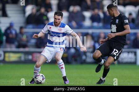 LONDRA, INGHILTERRA - MARZO 29: Paul Smyth dei Queens Park Rangers sotto la pressione di Cody Drameh di Birmingham City durante la partita del campionato Sky Bet tra Queens Park Rangers e Birmingham City a Loftus Road il 29 marzo 2024 a Londra, Inghilterra. (Foto di Dylan Hepworth/MB Media) Foto Stock