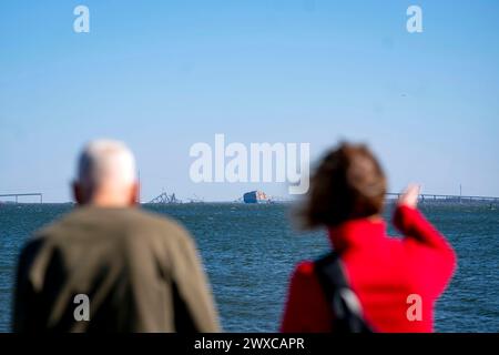 Baltimora, Stati Uniti. 29 marzo 2024. La gente si riunisce per vedere il ponte Francis Scott Key crollato mentre visitava Fort McHenry a Baltimora, Maryland, venerdì 29 marzo 2024. La nave cargo Dali, che ha perso energia poco prima della collisione, si è schiantata sul ponte martedì mattina presto. Foto di Bonnie Cash/UPI credito: UPI/Alamy Live News Foto Stock